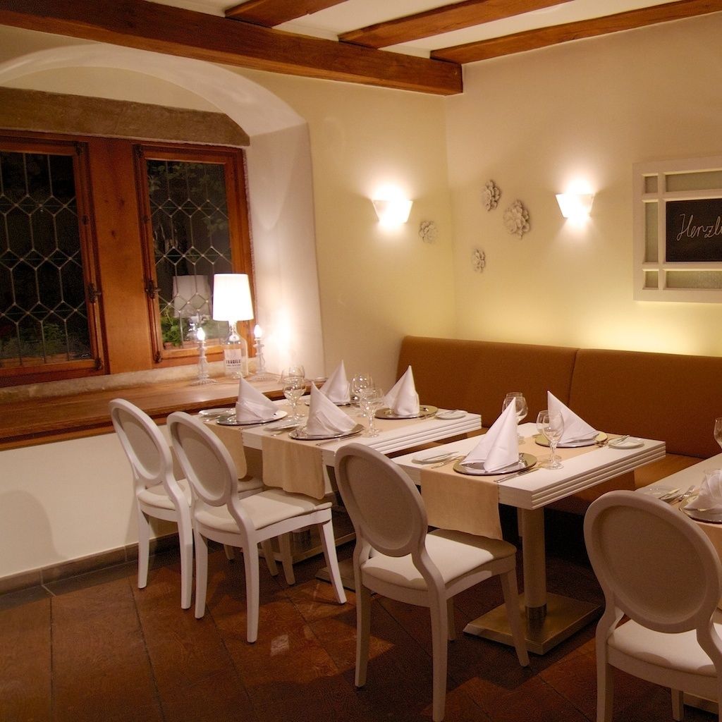 lunch and dinner served, international cuisine