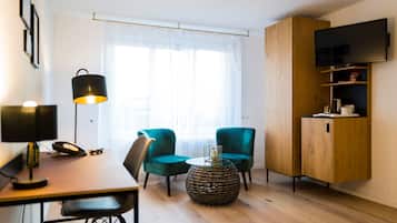 Habitación doble Confort (Gästehaus) | Escritorio, cortinas blackout y tabla de planchar con plancha