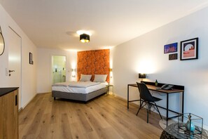 Comfort Double Room (Gästehaus) | Bathroom | Shower, free toiletries, bathrobes, slippers