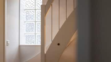 Habitación familiar (Gästehaus) | Escritorio, cortinas blackout y tabla de planchar con plancha