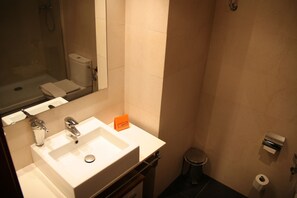 Regadera, amenidades de baño gratuitas, secadora de cabello, toallas 