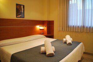 Soundproofing, free cots/infant beds, rollaway beds, free WiFi - Arago565 (Barcelona)