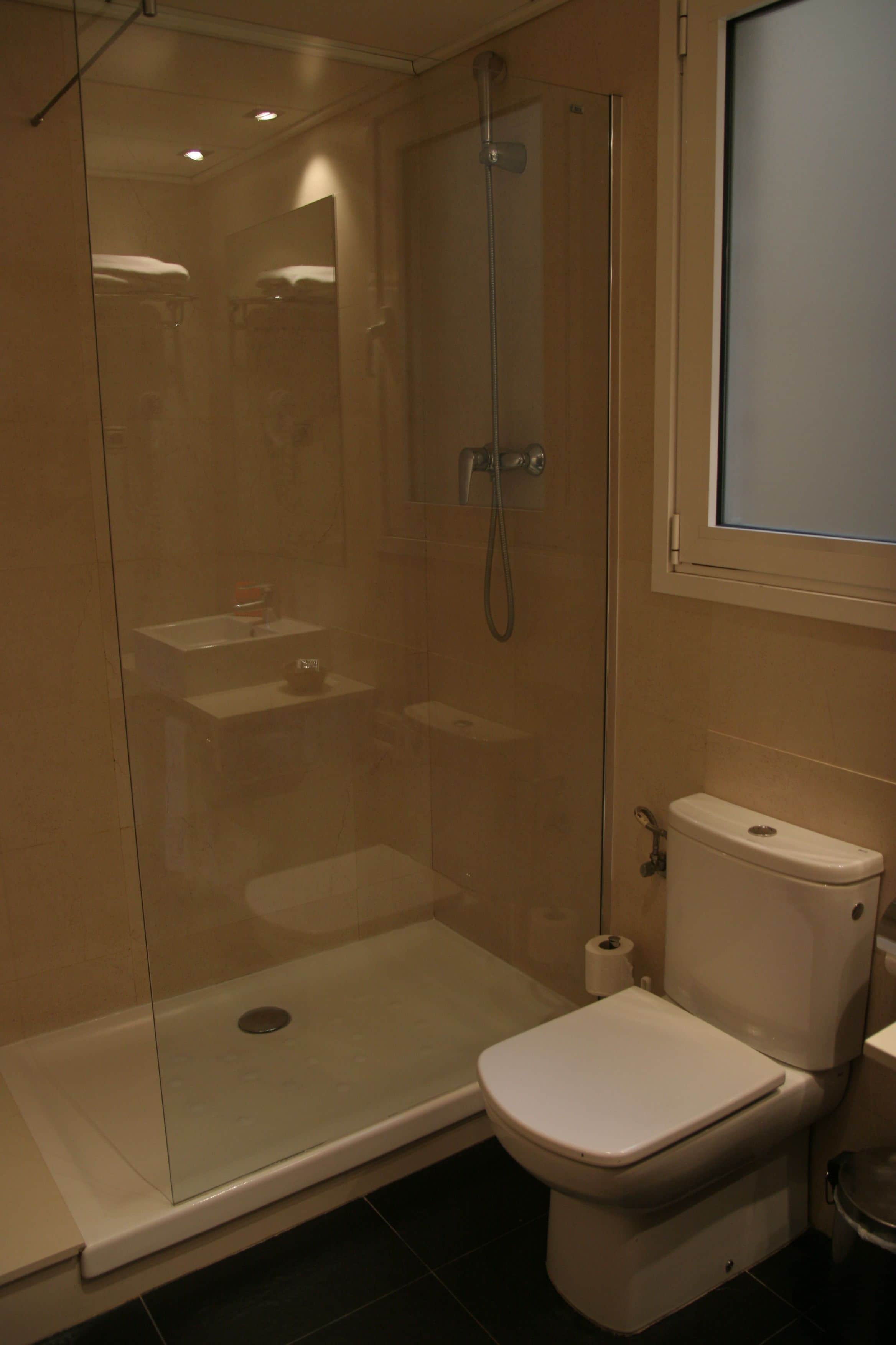 Een bad, gratis toiletartikelen, een haardroger, handdoeken