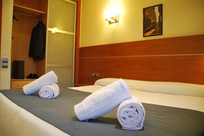 Soundproofing, free cots/infant beds, rollaway beds, free WiFi - Arago565 (Barcelona)