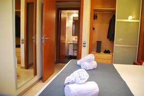 Ett hotellrum med en säng, ett badrum och en garderob.