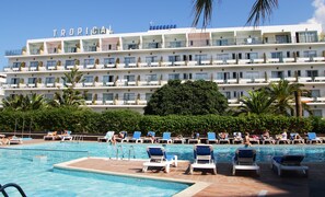 Piscine extérieure, parasols de plage, chaises longues