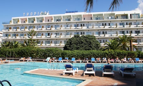 Outdoor pool, pool umbrellas, sun loungers