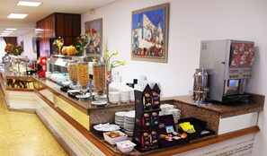 Colazione a buffet, servita tutte le mattine (9.95 EUR a persona)