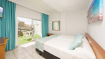 Zweibettzimmer, Balkon | Zimmersafe, Schreibtisch, Verdunkelungsvorhänge, Babybetten
