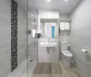 Shower, rainfall showerhead, free toiletries, hair dryer - Hotel Tropical (Sant Antoni de Portmany)