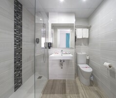 Shower, rainfall showerhead, free toiletries, hair dryer