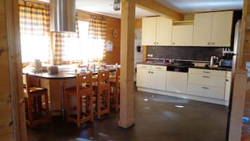 Chalet Comfort (Louise - 12 personnes) | Dapur pribadi | Mesin pembuat kopi/teh dan peralatan masak/sendok-piring