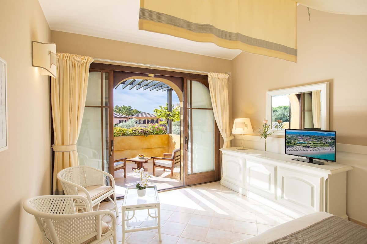 Deluxe Room Fontana Park View | 1 slaapkamer, een minibar, een kluis op de kamer, een bureau