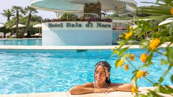 3 Außenpools, Sonnenschirme, Liegestühle