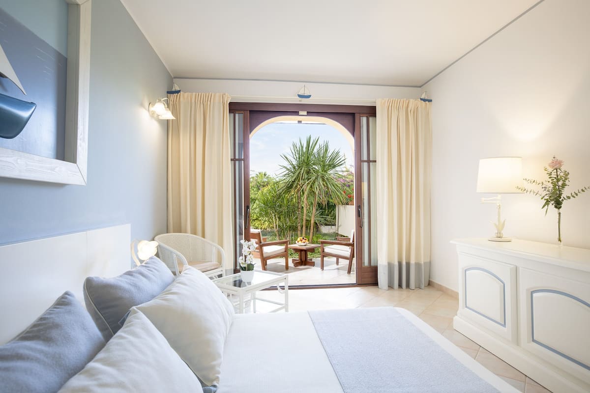 Comfort kamer, 1 twee- of 2 eenpersoonsbedden | 1 slaapkamer, een minibar, een kluis op de kamer, een bureau