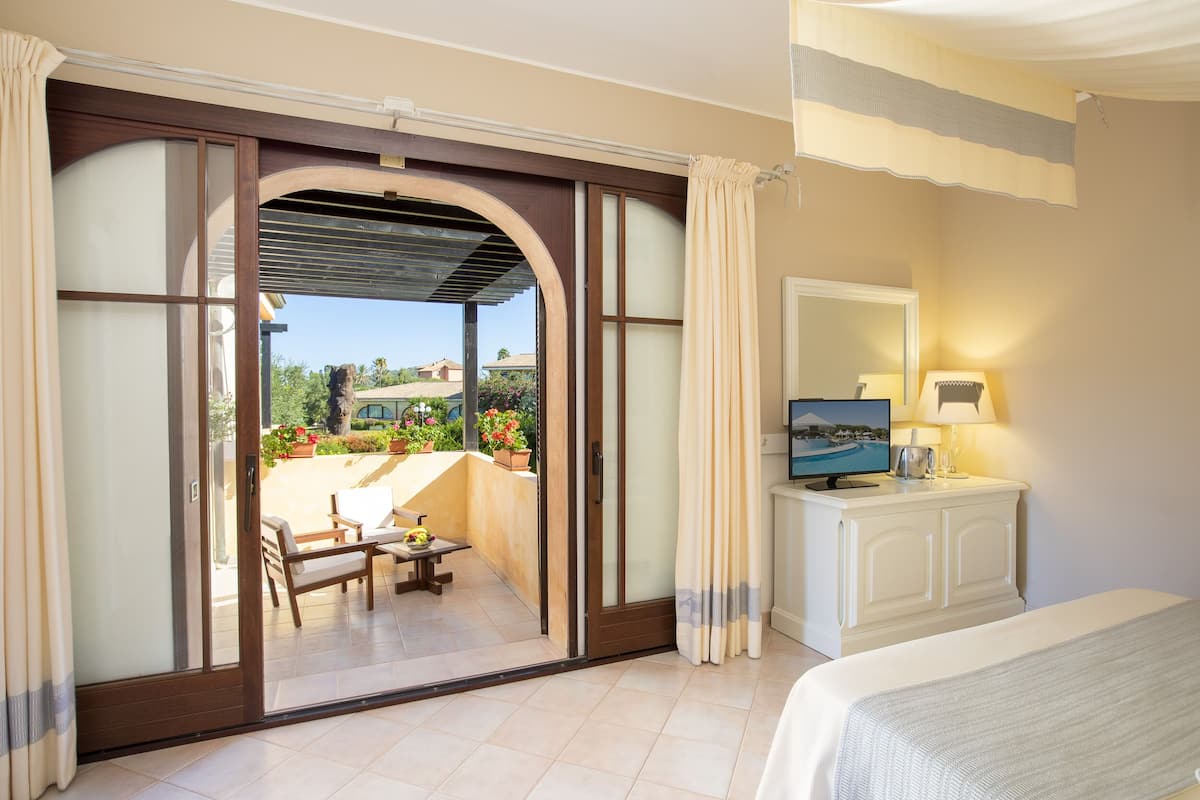 Kamar Double atau Twin Comfort, pemandangan kebun | Minibar, brankas, meja kerja, dan tirai kedap cahaya