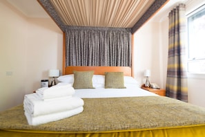 Suite de luna de miel, 1 cama King size, para no fumadores (Walk-in Shower;Four Poster Bed) | Ropa de cama hipoalergénica, escritorio y cortinas blackout