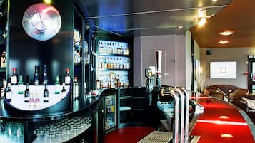 2 bares, 1 bar de copas y 1 bar de deportes