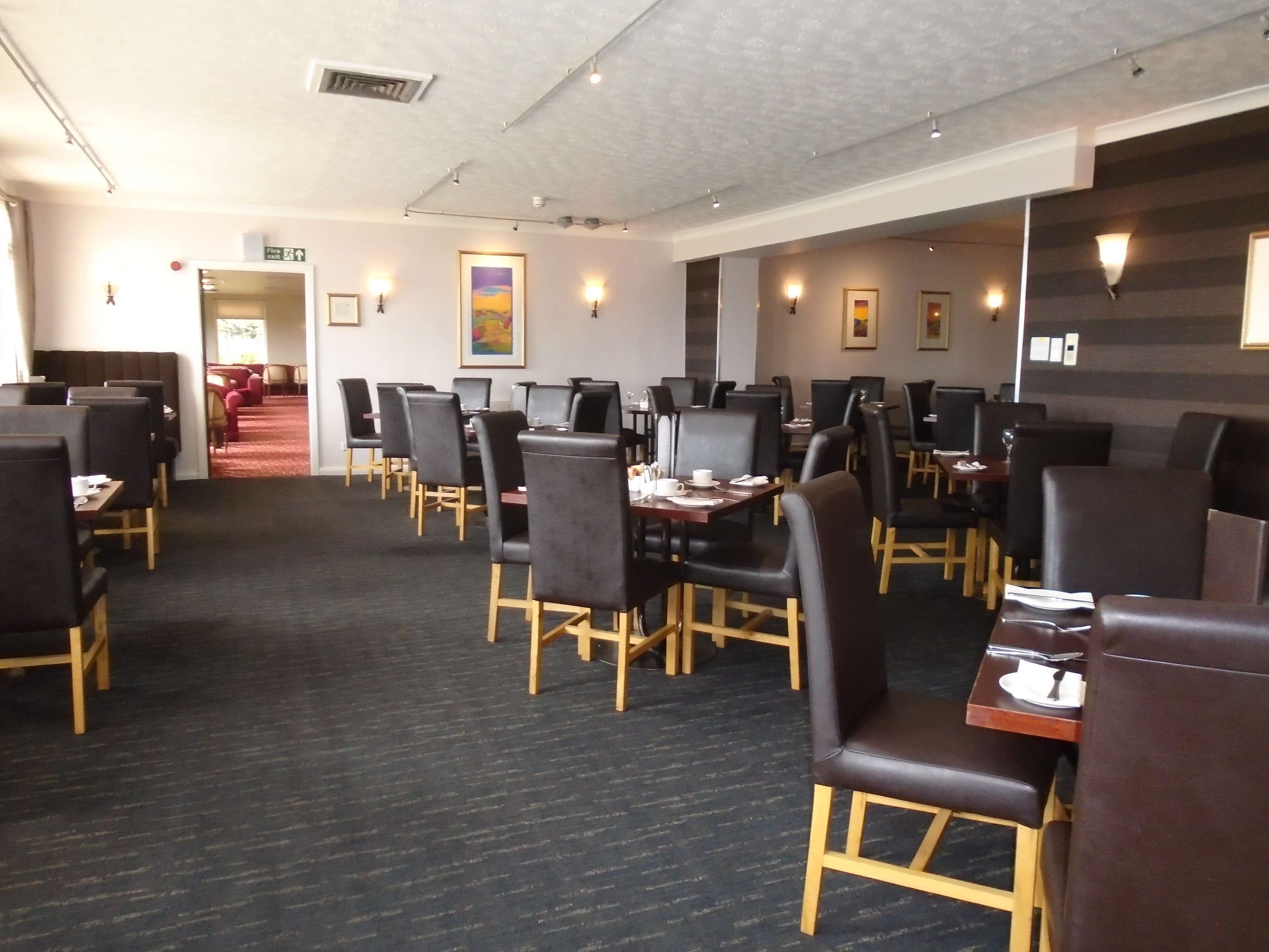 2 restaurants; breakfast, lunch and dinner served 