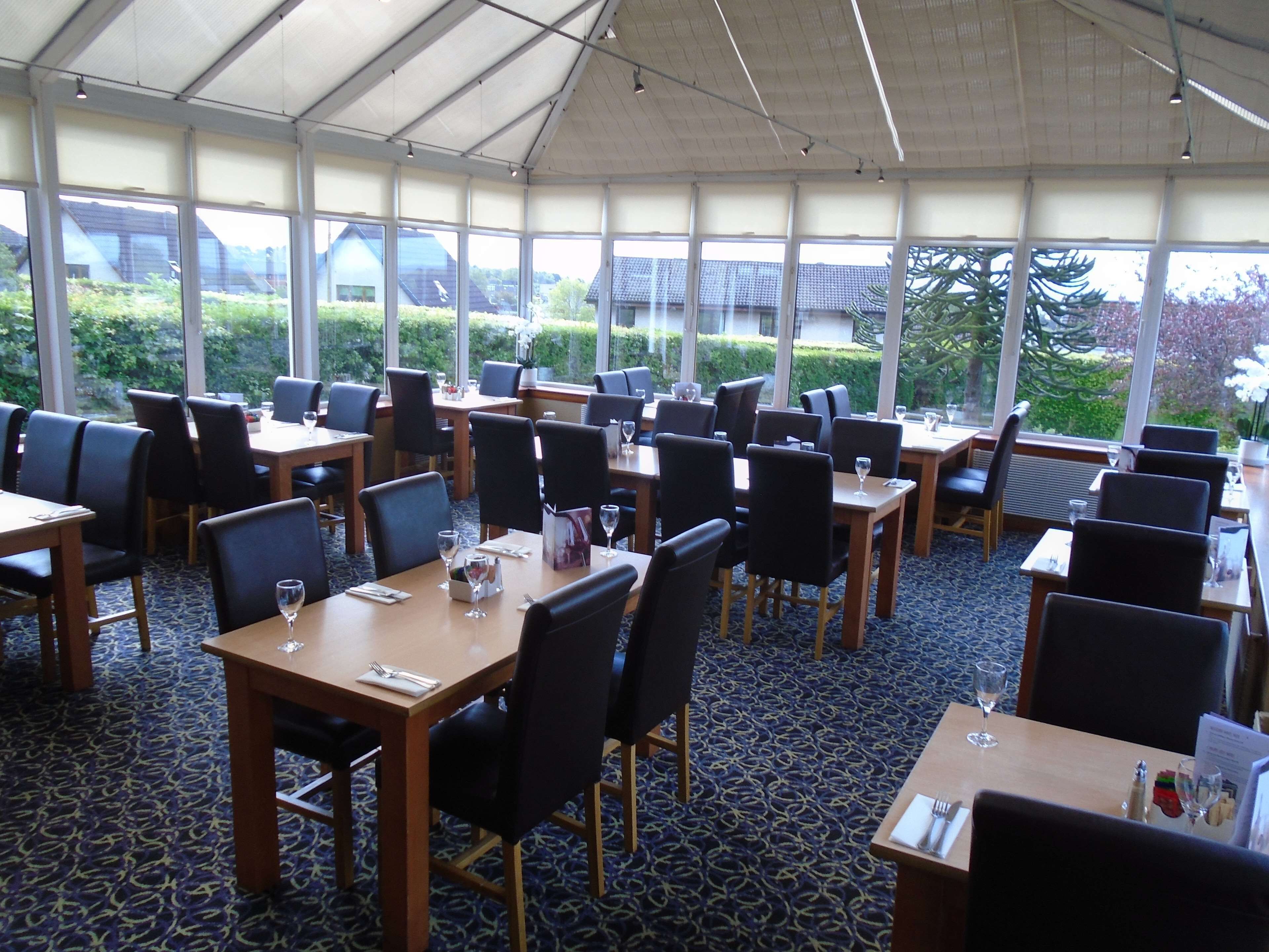 2 restaurants, breakfast served