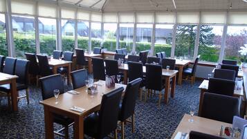 2 restaurants, breakfast served