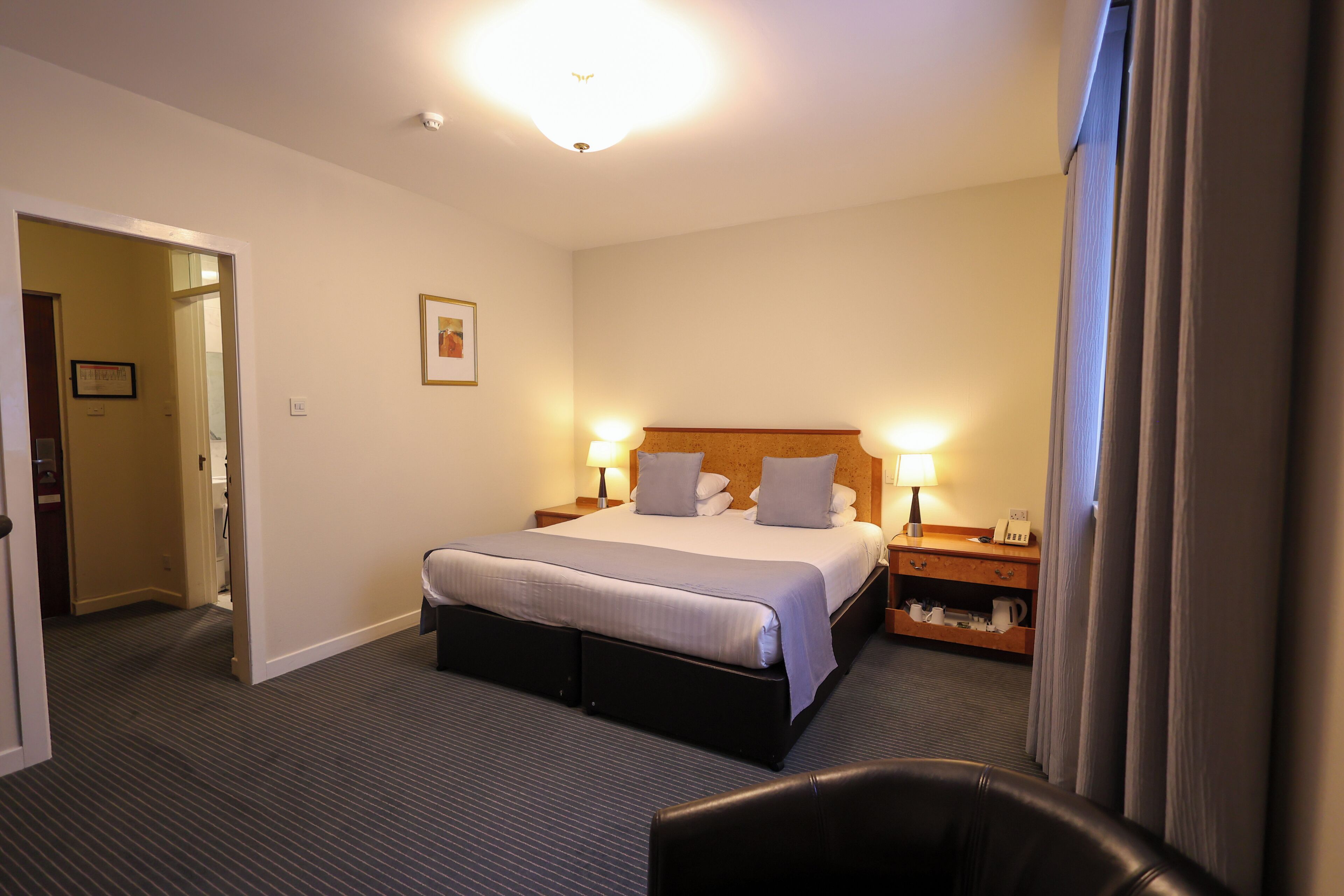 Ropa de cama hipoalergénica, escritorio y cortinas blackout 