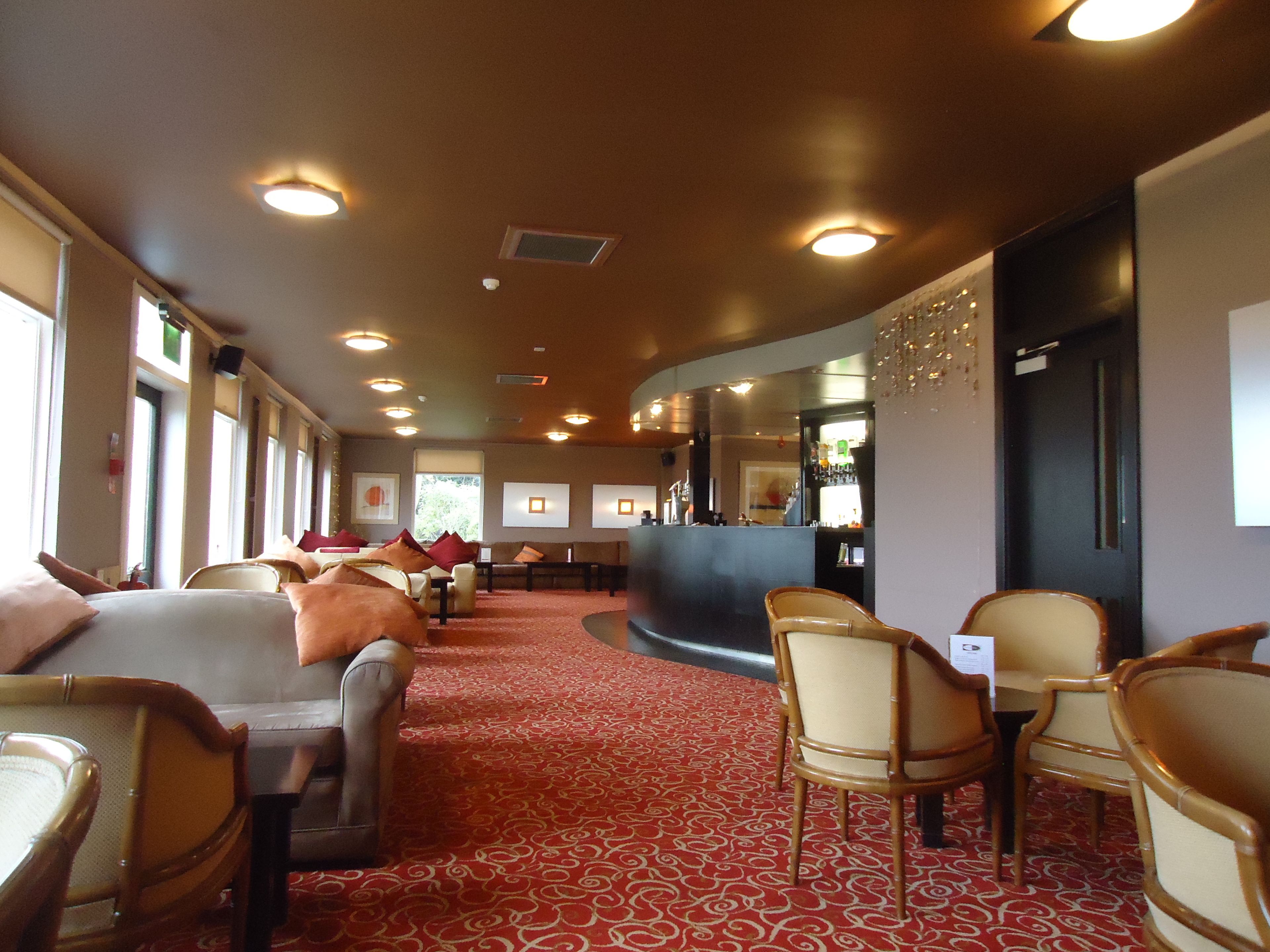 2 bars/lounges, cocktail bar, sports bar