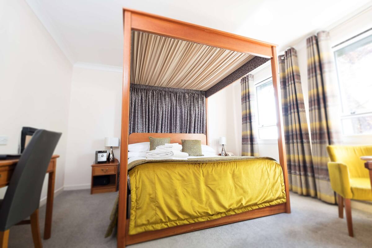 蜜月套房, 1 張特大雙人床, 非吸煙房, 花園景觀 (Walk-in Shower;Four Poster Bed) | 低過敏寢具、書桌、遮光布/窗簾、熨斗/熨衣板