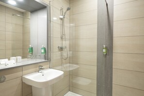 Ensemble douche/baignoire, articles de toilette gratuits, sèche-cheveux