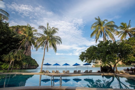 2 piscinas al aire libre, sombrillas, sillones reclinables de piscina