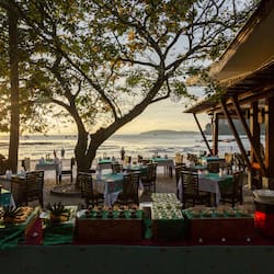 Se sirven desayunos, comidas y cocina tailandesa con vista a la playa