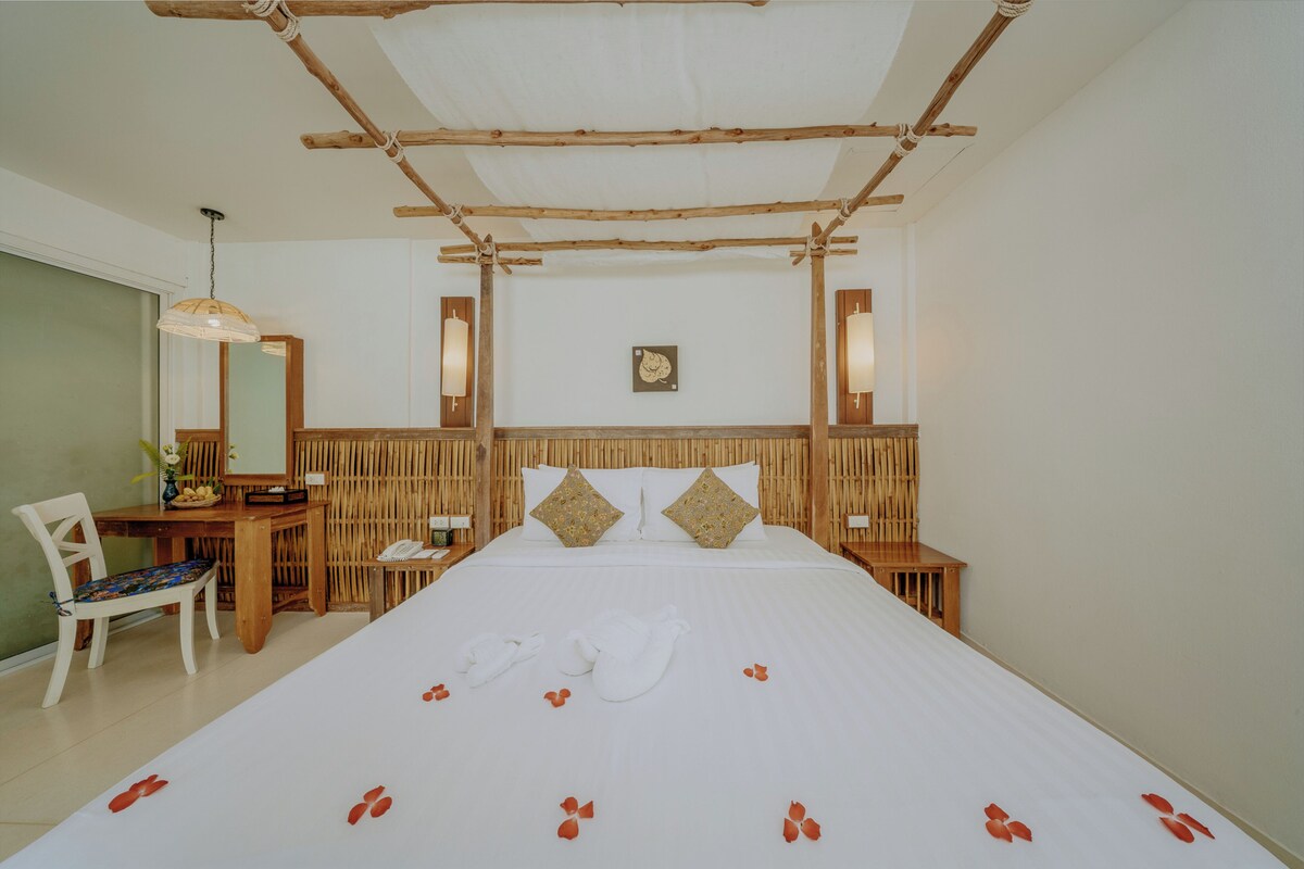 Deluxe Cottage | Minibar, in-room safe, blackout drapes, WiFi (free)