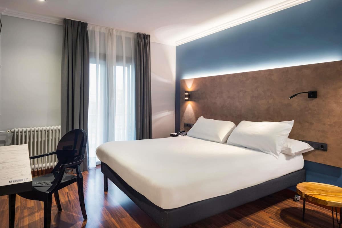 Habitación estándar, 1 cama matrimonial | Escritorio, espacio para trabajar con laptop y cortinas blackout