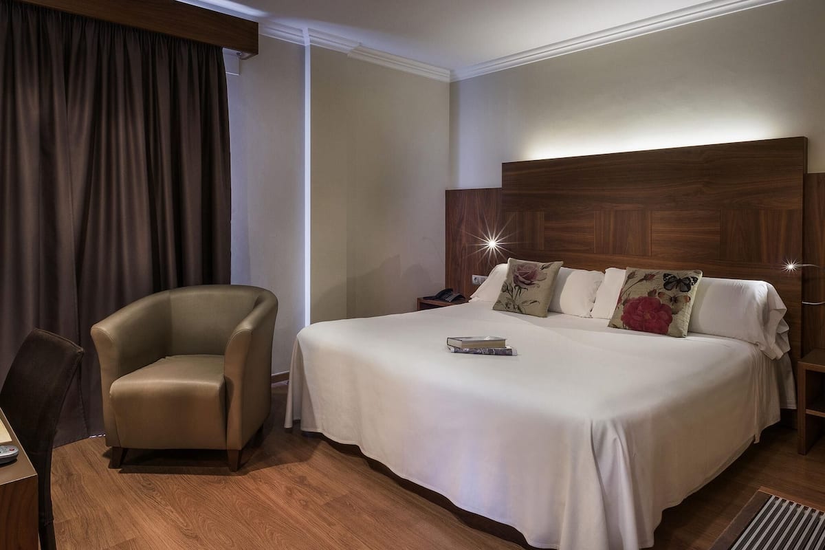 Superior Room, 1 Queen Bed | Desk, laptop workspace, blackout drapes, iron/ironing board