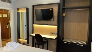 Desk, laptop workspace, blackout curtains, iron/ironing board - ibis Styles Figueres Ronda (Figueres)