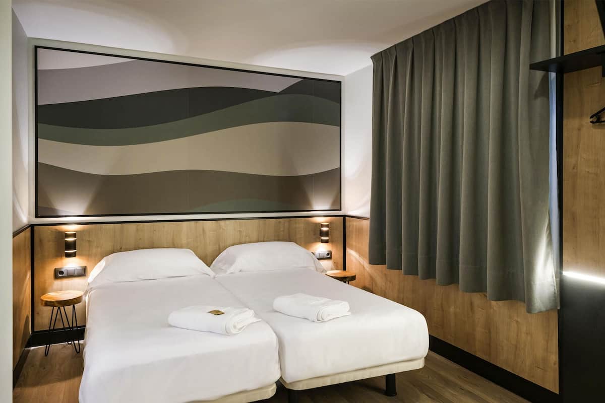 Standard Double Room, 2 Single Beds