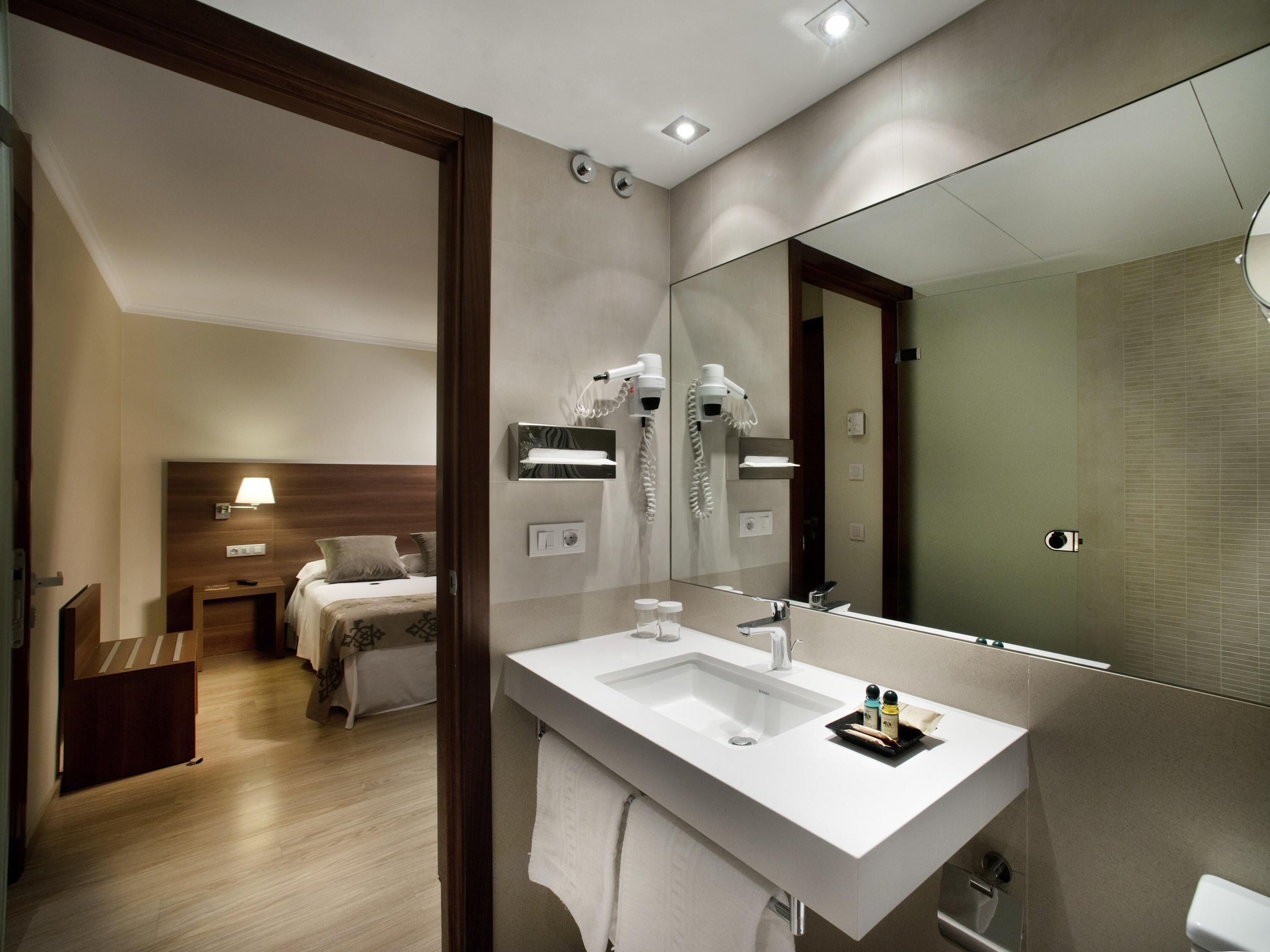 Habitación estándar, 1 cama doble | Escritorio, espacio para trabajar con un portátil, cortinas opacas