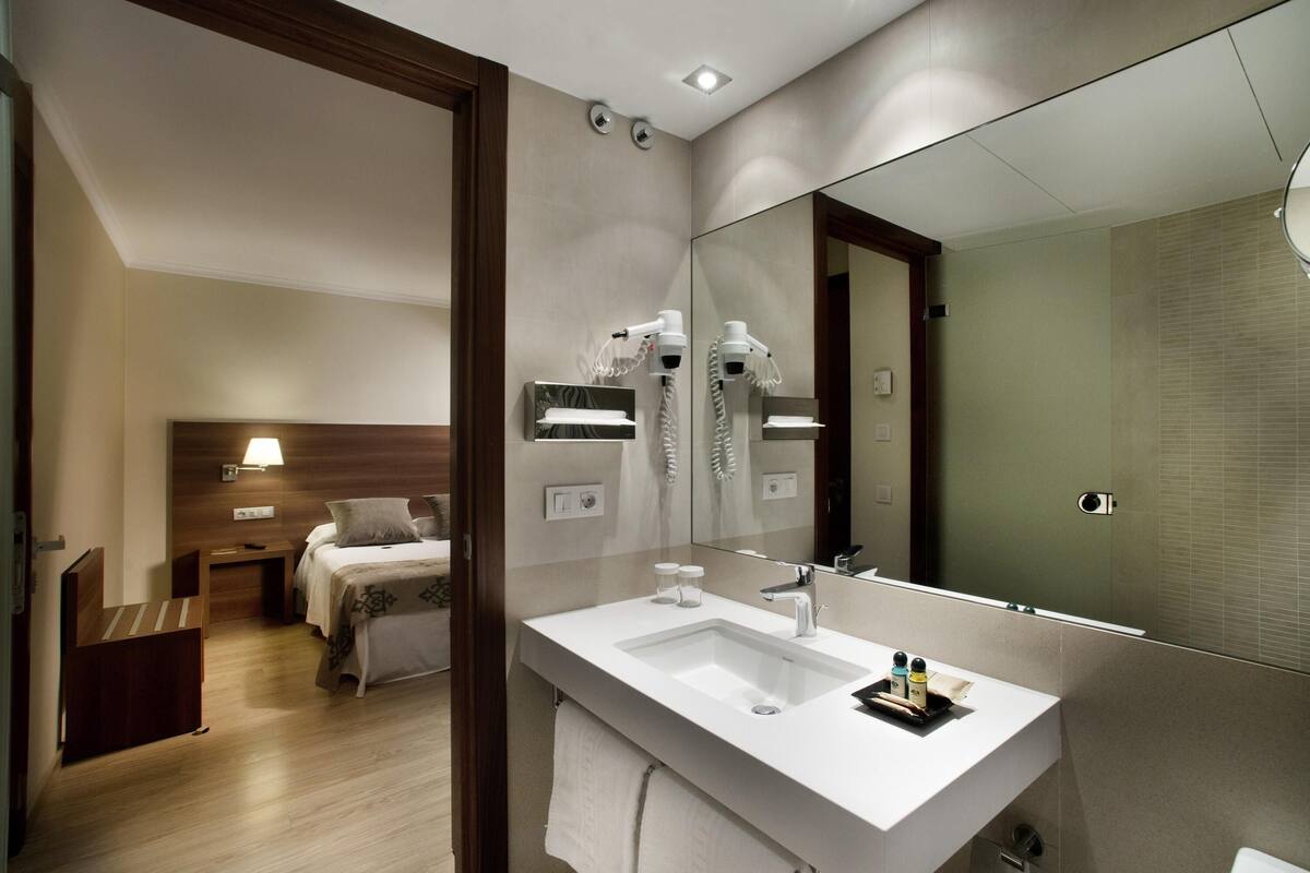 standard room, 1 double bed | desk, laptop workspace, blackout curtains, iron/ironing board