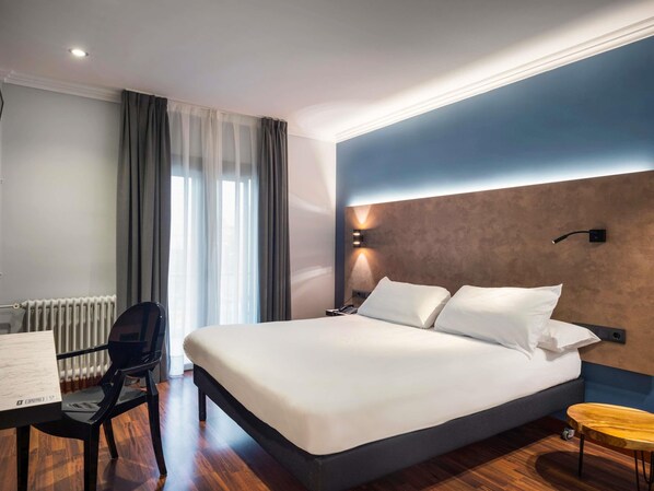 Escritorio, espacio para trabajar con laptop y cortinas blackout 