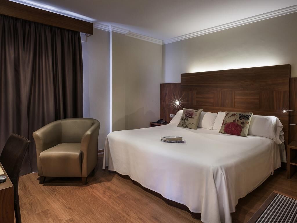 Superior Room, 1 Queen Bed | Desk, laptop workspace, blackout drapes, iron/ironing board