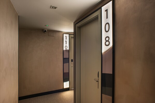Desk, laptop workspace, blackout curtains, iron/ironing board - ibis Styles Figueres Ronda (Figueres)
