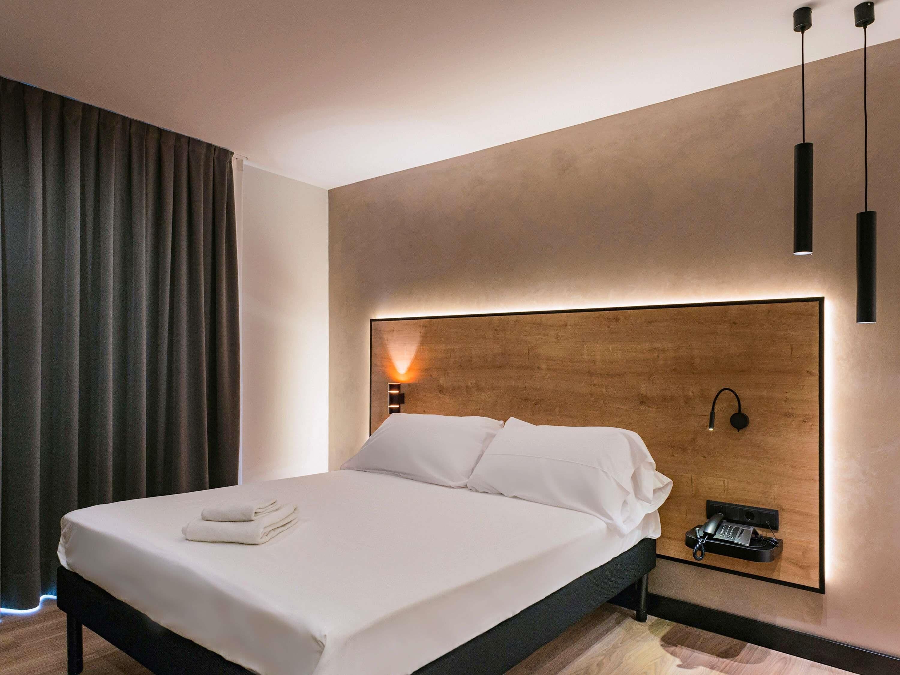 standard room, 1 double bed | desk, laptop workspace, blackout curtains, iron/ironing board