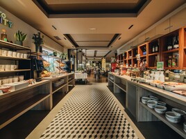 每日供应全套早餐 （每人 EUR 12）