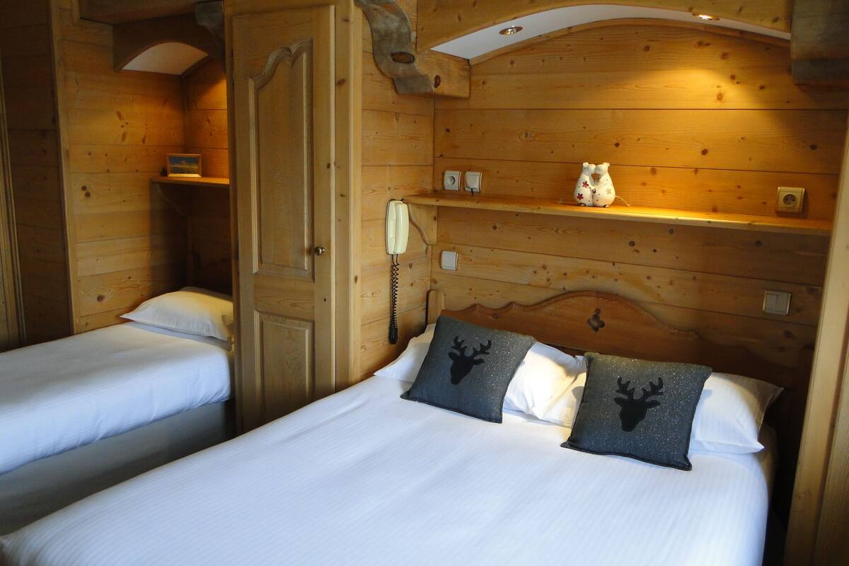 desk, free cots/infant beds, free wifi, bed sheets