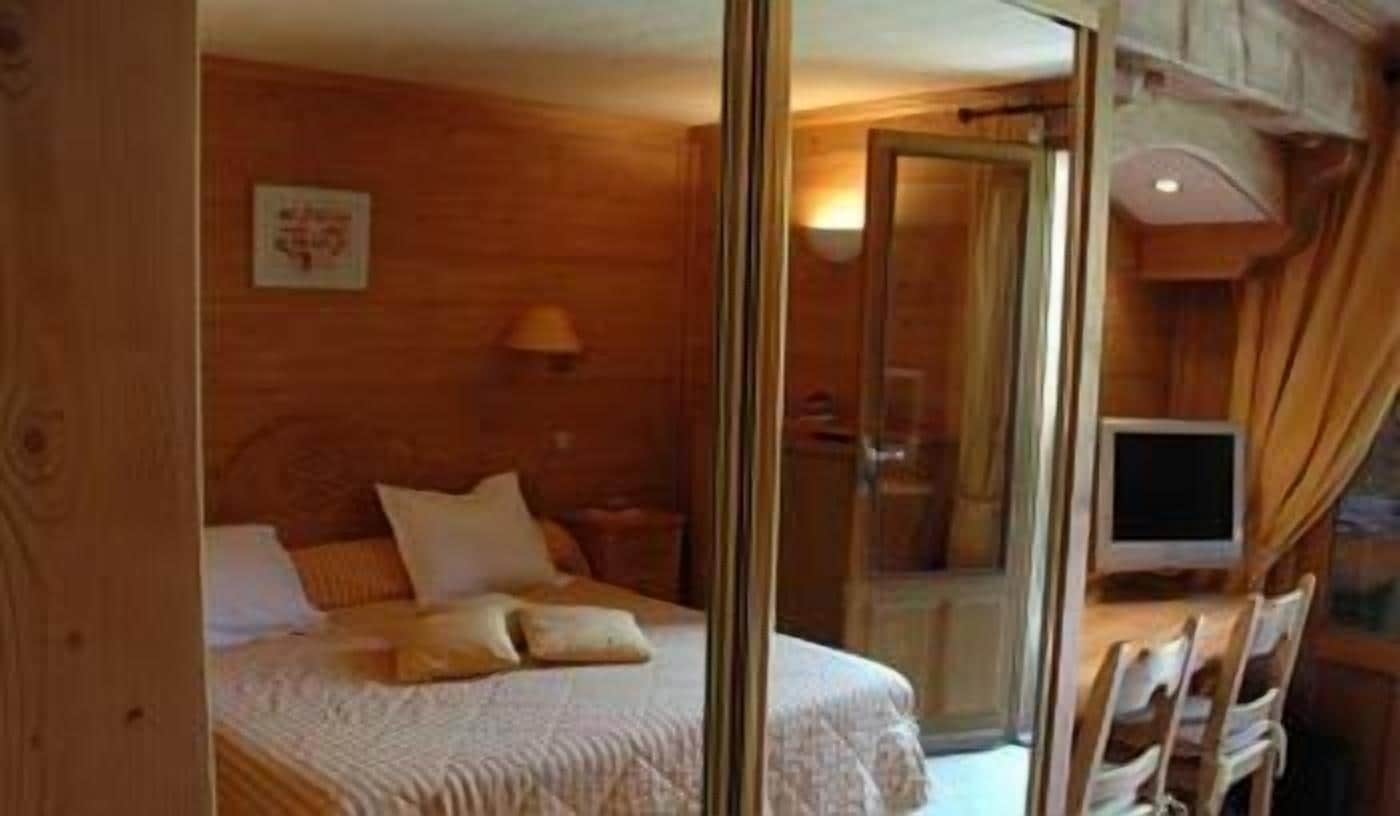 triple room | desk, free cots/infant beds, free wifi, bed sheets