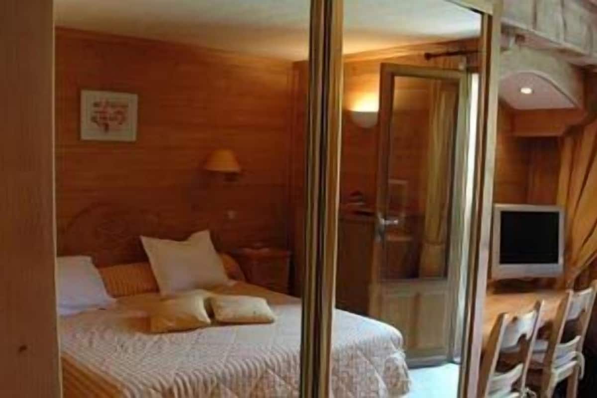 triple room | desk, free cots/infant beds, free wifi, bed sheets