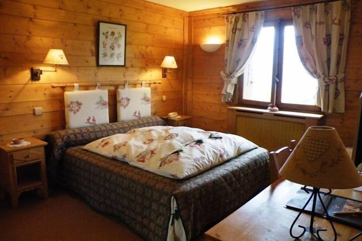 desk, free cots/infant beds, free wifi, bed sheets