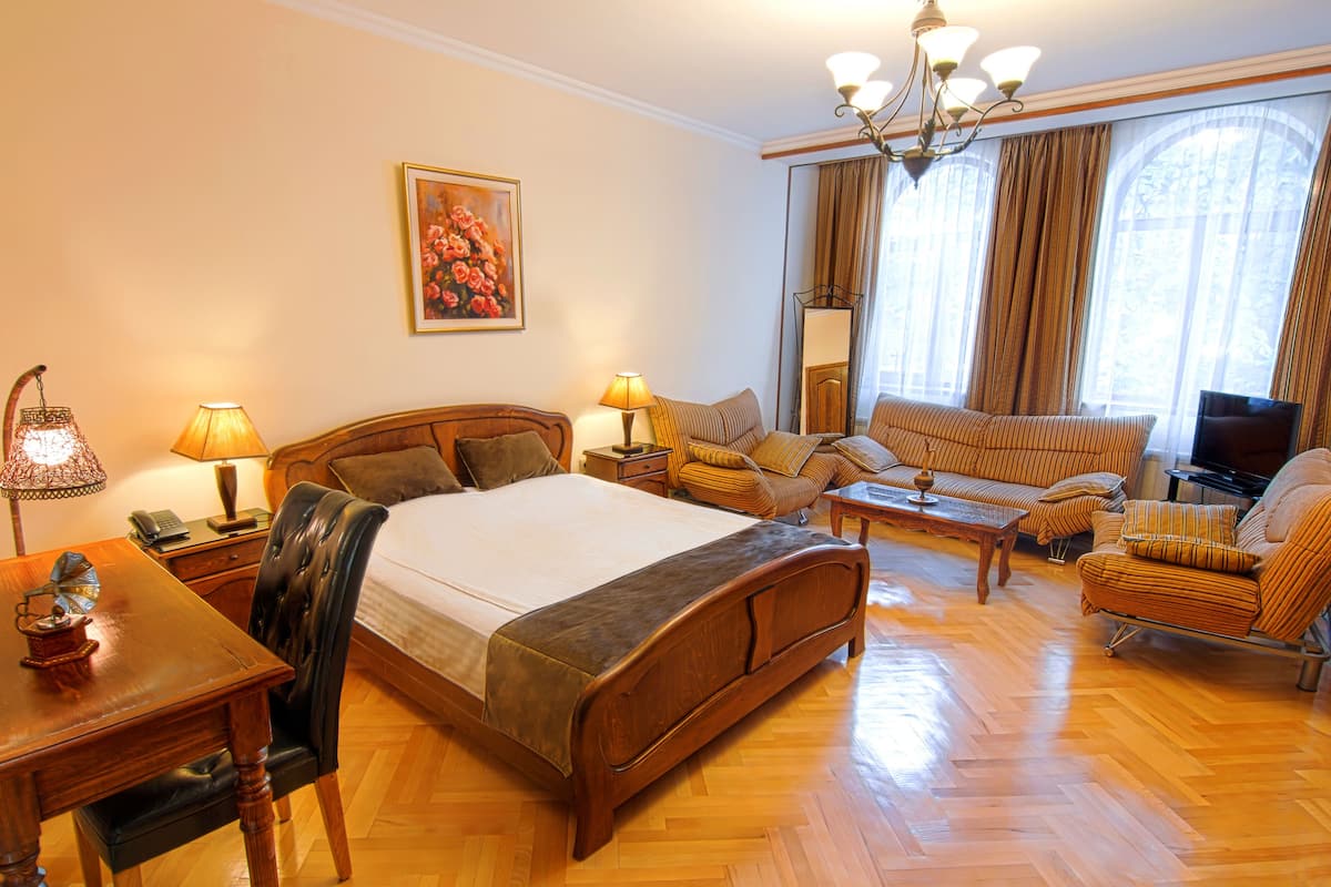 Junior Suite | 1 bedroom, premium bedding, minibar, in-room safe