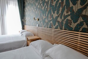 Habitació familiar | Caixa forta a l'habitació i escriptori 