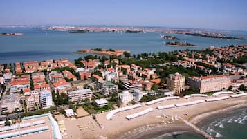 Una spiaggia nelle vicinanze